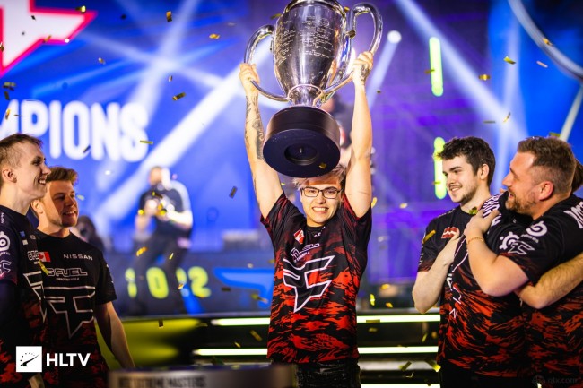 路上的石头：我是那个人的粉丝（ TheShy ），在这两年的合作中我对他非常好。