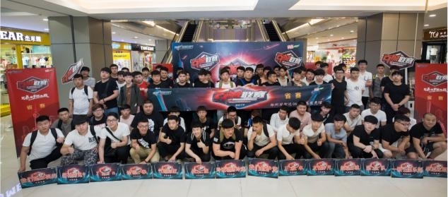 LNG Esports 模仿职业选手 knight 和 Alola 努力学习。 Bilibili Gaming 在第一场比赛中击败了 LNG Esports 。