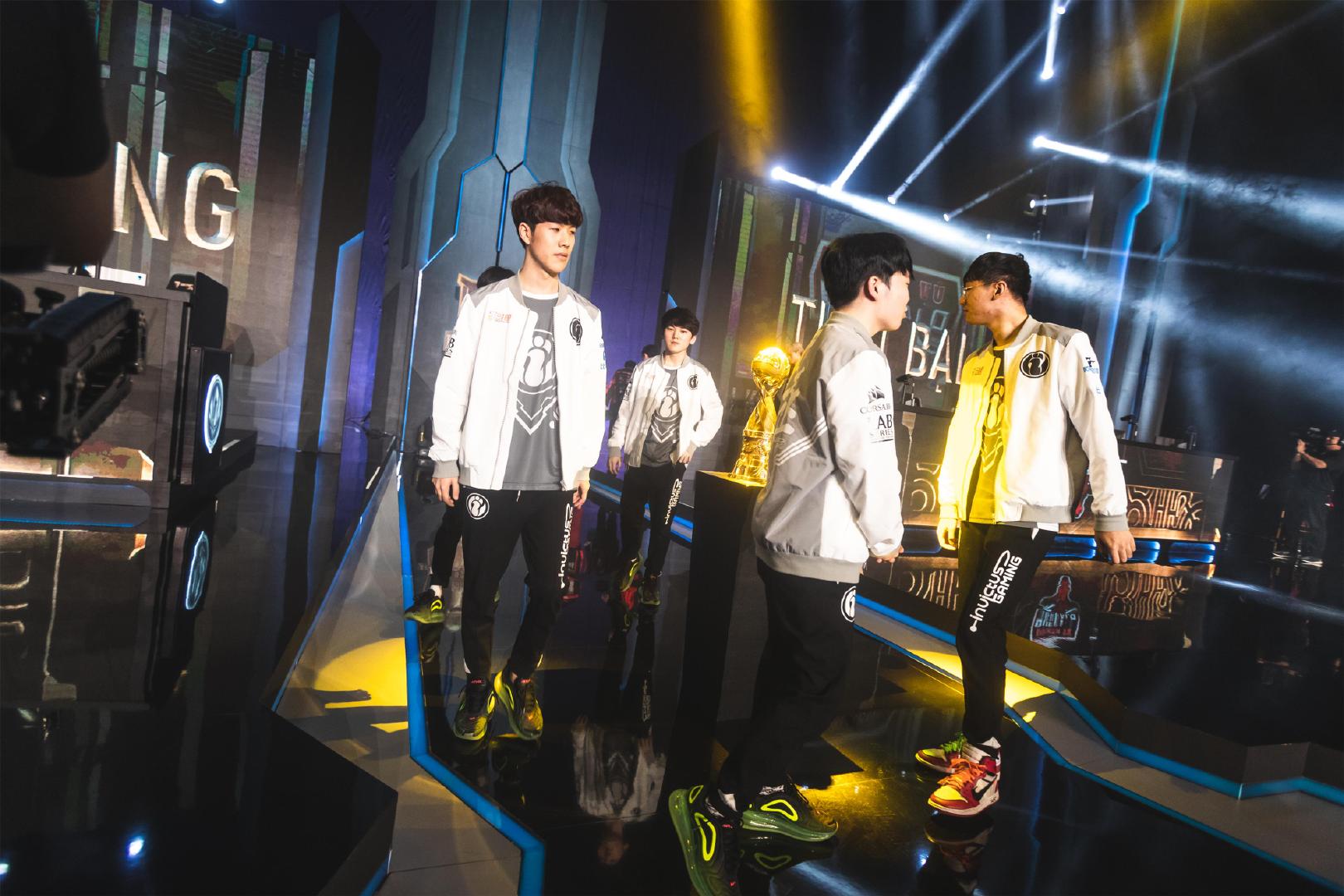 谁养了这个怪物Panson？ Xiaotian 在场上游走，抓住了 Saber 。 Weibo Gaming 首先拿下了赛点